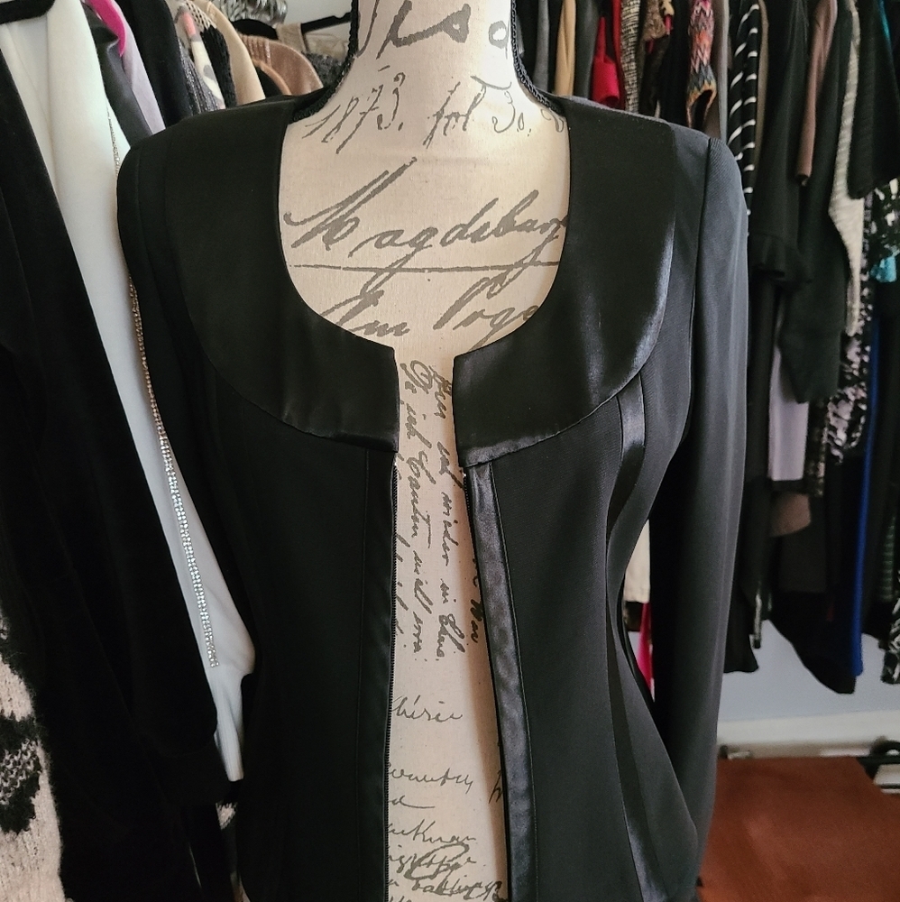 Jacket top never worn. Hp🔥🔥 - Picture 9 of 9